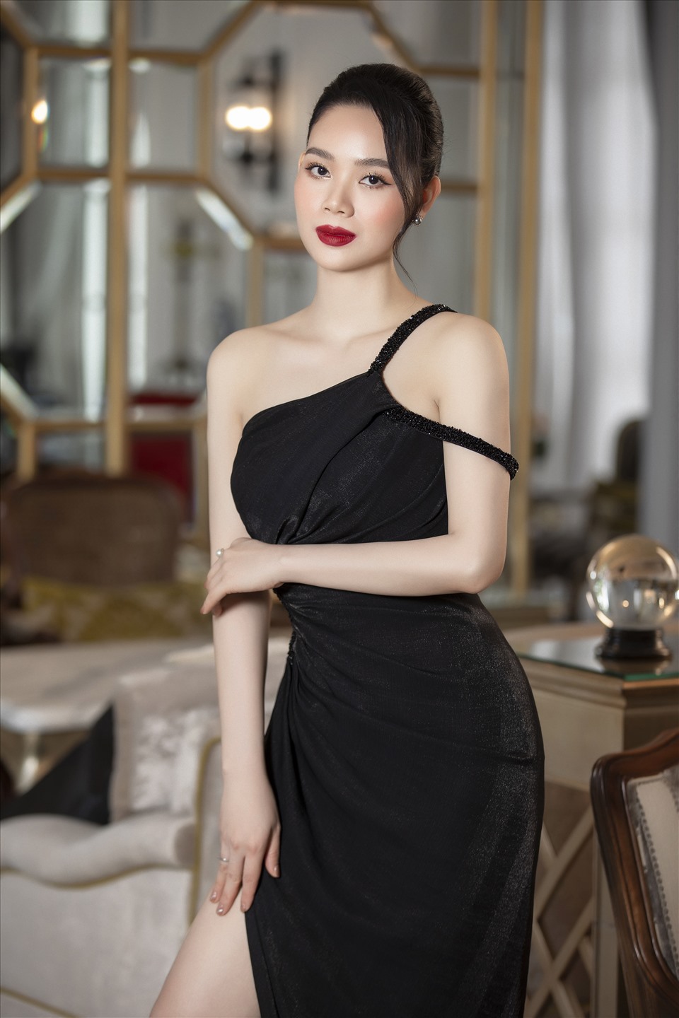 Hoa hậu Việt Nam 2002 Mai Phương xuất hiện kiêu sa trong những bộ cánh lộng lẫy của nhà thiết kế Lê Thanh Hoà. Nhan sắc của người đẹp đất Cảng ngày càng mặn mà sau gần 20 năm đoạt vương miện.