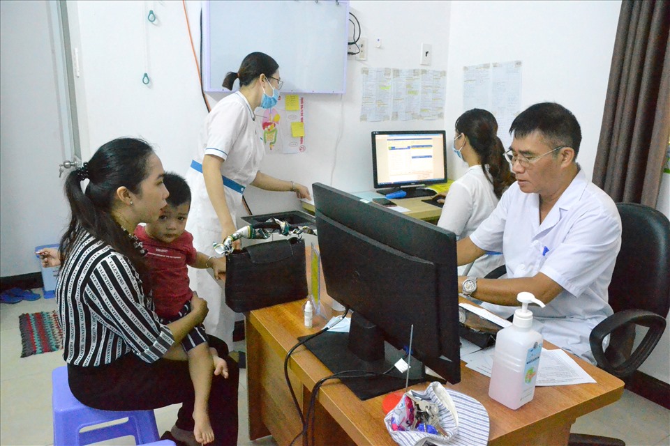 LĐLĐ huyện Phú Quốc kết hợp Phòng khám Đa khoa 30.4 Phú Quốc tổ chức khám bệnh trẻ em và tầm soát ung thư miễn phí cho gần 1.000 đoàn viên với tổng trị giá khoảng 500 triệu đồng. Ảnh: Lục Tùng