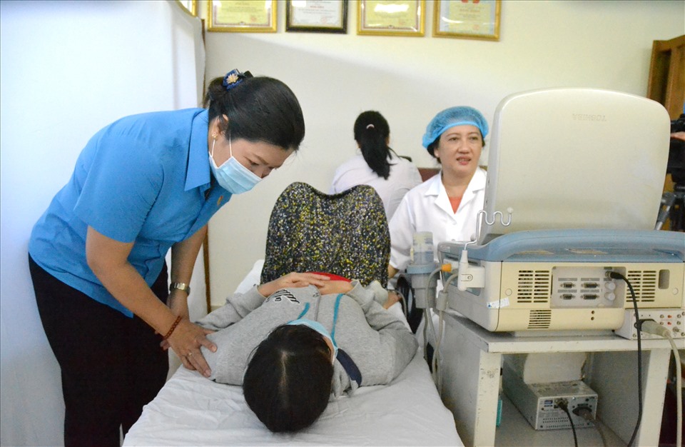 Liên kết với Trung tâm kiểm soát bệnh tật, Hội Bảo trợ bệnh nhân nghèo tỉnh Kiên Giang tổ chức khám phụ khoa, cấp thuốc miễn phí cho 1.000 nữ đoàn viên làm việc tại các nghề đặc thù. Ảnh: Lục Tùng