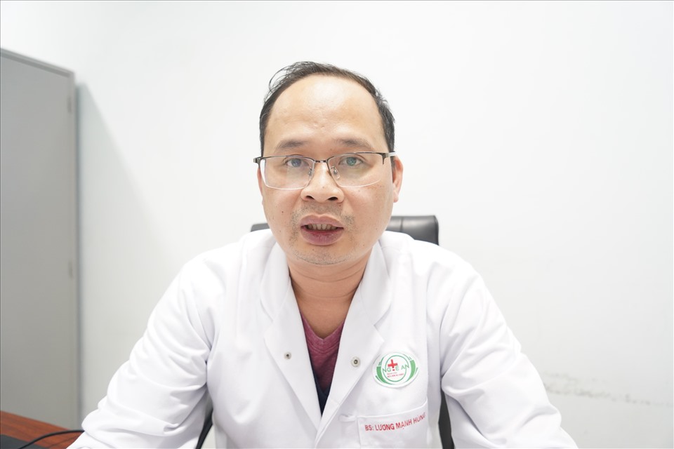 Bác sỹ Lương Mạnh Hùng- Phó khoa quyền điều hành Khoa Hồi sức tích cực ngoại khoa-Bệnh viện Hữu nghị đa khoa Nghệ An cho biết cả 3 bệnh nhân đều bị đa chấn thương phức tạp. Ảnh: QĐ