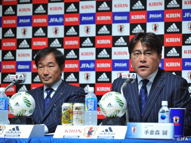 Ông Shimoda Mashiro (sau) đứng đằng sau thành công của các đội tuyển Nhật Bản từ năm 2009-2016. Ảnh: JFA.