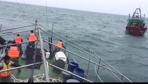 Biên đội 1 tiếp cận tàu cá của ngư dân xã Lập Lễ, huyện Thuỷ Nguyên gặp nạn. Ảnh:  Bộ Tư lệnh Bộ đội Biên phòng