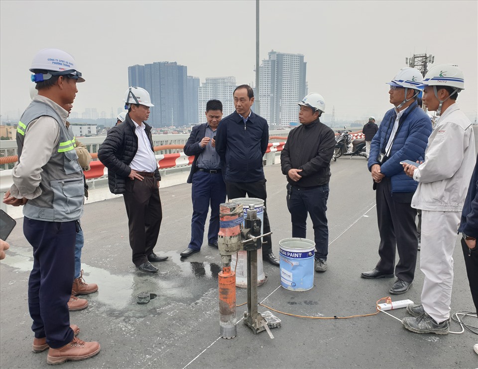 Thứ trưởng Bộ GTVT Lê Đình Thọ kiểm tra các bước công việc cuối cùng tại dự án sửa chữa chữa mặt cầu Thăng Long.