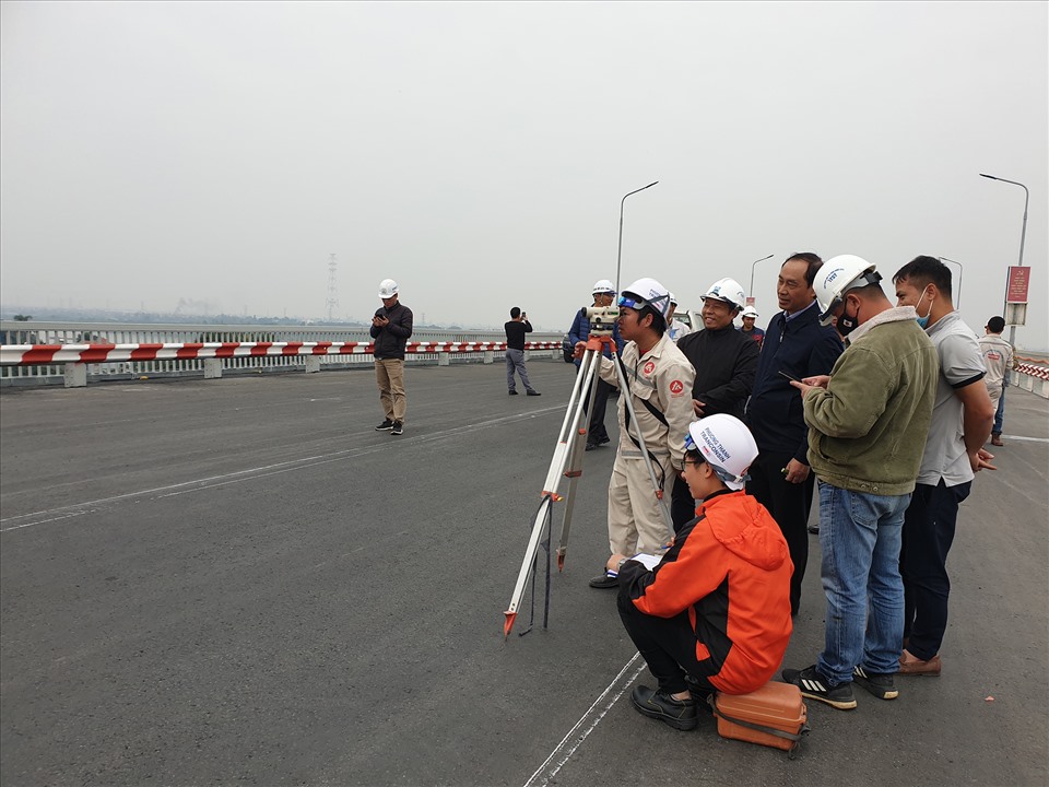 Thứ trưởng Bộ GTVT Lê Đình Thọ kiểm tra các bước công việc cuối cùng tại dự án sửa chữa chữa mặt cầu Thăng Long.