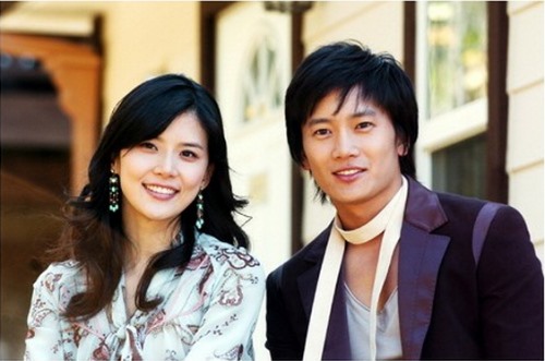 Lee Bo Young và Ji Sung gặp nhau lần đầu trên phim trường “Save The Last Dance For Me” năm 2004. Thế nhưng phải đến 3 năm sau đó, họ mới quyết định công khai hẹn hò và chính thức “về chung một nhà” vào năm 2013. Ảnh cắt phim.