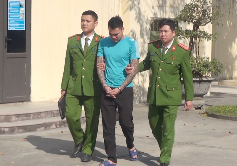 Bắt giữ đối tượng Hà Văn Quang vì thường bán ma túy cho các lái xe đường dài. Ảnh: CATH