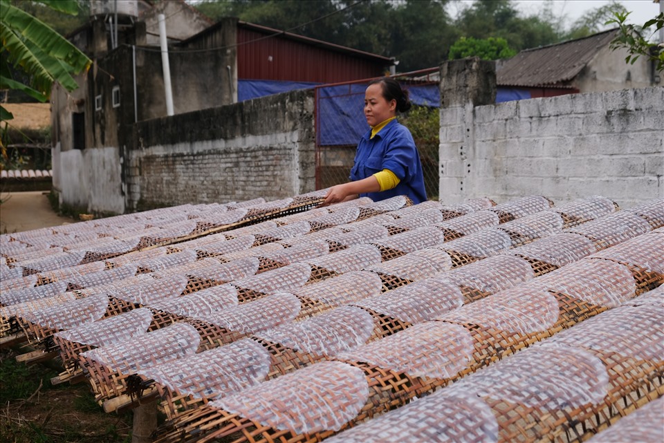 Những ngày này tại làng làm bánh đa (xã Tân Châu, huyện Thiệu Hóa, Thanh Hóa), người dân đang rất tất bật, cho ra lò những mẻ bánh đa để phục vụ tết. Ảnh: Q.D