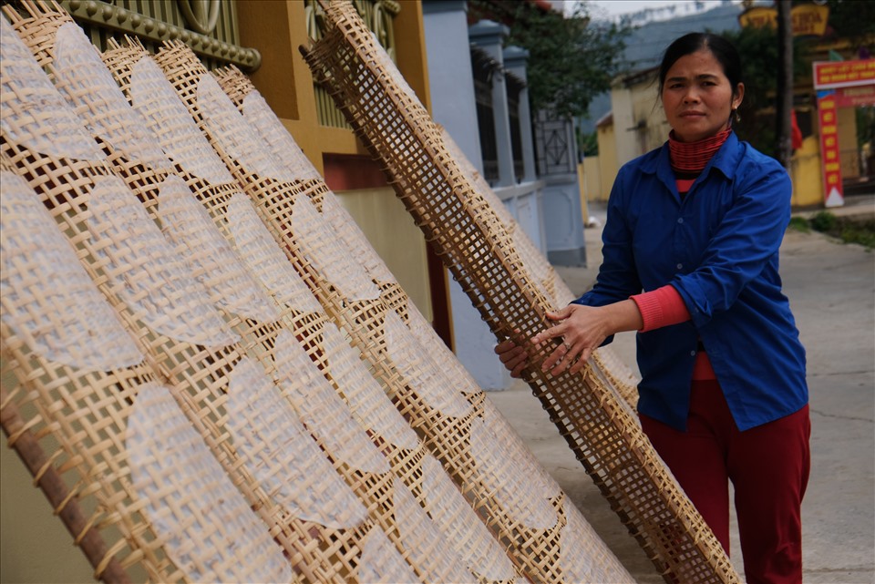 Những ngày này tại làng làm bánh đa (xã Tân Châu, huyện Thiệu Hóa, Thanh Hóa), người dân đang rất tất bật, cho ra lò những mẻ bánh đa để phục vụ tết. Ảnh: Q.D
