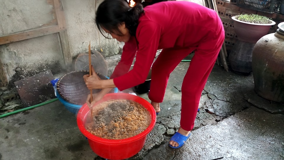 Hàng năm, cứ trước tết độ gần 2 tháng, người dân tại làng Đình Trung, xã Hà Yên, huyện Hà Trung (Thanh Hóa) lại rộn ràng đi làm mắm tép để bán tết. Ảnh: Q.D