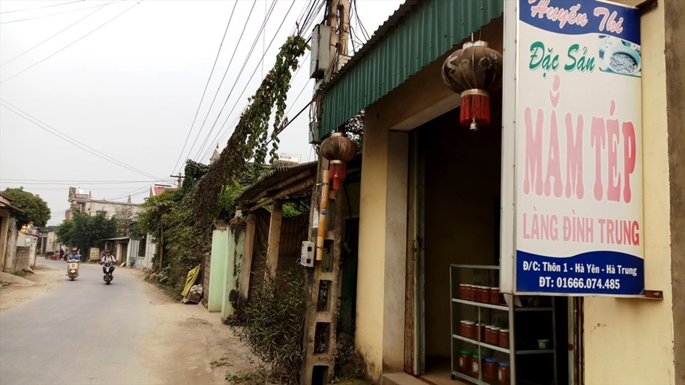 Hàng năm, cứ trước tết độ gần 2 tháng, người dân tại làng Đình Trung, xã Hà Yên, huyện Hà Trung (Thanh Hóa) lại rộn ràng đi làm mắm tép để bán tết. Ảnh: Q.D