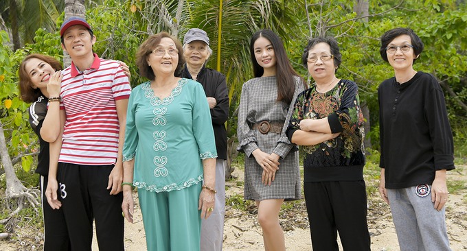 Hoài Linh cùng bố mẹ, dì ruột, chị gái và cháu ra Nha Trang ủng hộ liveshow 'Dạ Nguyệt' của em trai Dương Triệu Vũ tổ chức tháng 12/2020. Danh hài có kỳ nghỉ hiếm hoi dài 2 ngày đầy niềm vui, kỷ niệm bên đại gia đình.