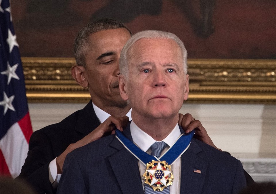 Tổng thống đắc cử Joe Biden từng nhận Huân chương Tự do của Tổng thống hôm 17.1.2017 khi còn là Phó Tổng thống Mỹ trong chính quyền ông Barack Obama. Ảnh: AFP.