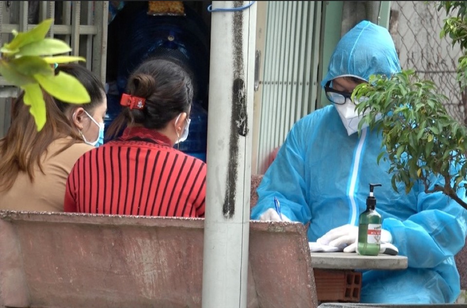 Cán bộ y tế làm việc thu thập thông tin liên quan các trường hợp nhập cảnh trái phép tại Thuận Giao, Thuận An. Ảnh: Dương Bình