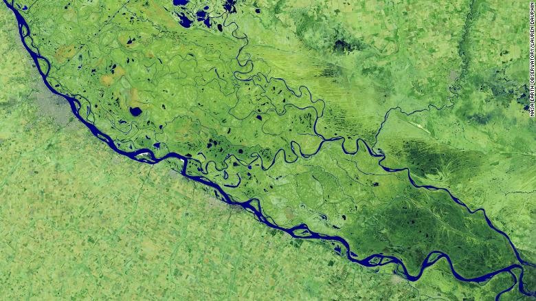 Ảnh chụp từ vệ tinh Landsat 8 cho thấy dòng sông Paraná ở Argentina đang khô cạn. Ảnh: NASA