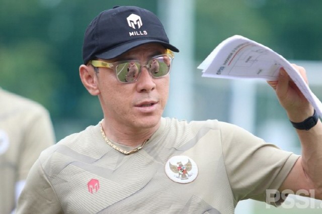 Huấn luyện viên Shin Tae-yong của tuyển Indonesia luôn bị so sánh với thầy Park của tuyển Việt Nam, bởi 2 ông đều là người Hàn Quốc. Ảnh: PSSI.