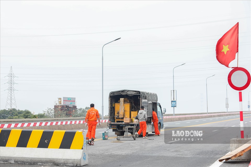 Theo ghi nhận của Lao Động ngày 5.1, các công nhân sửa chữa mặt cầu Thăng Long (Hà Nội) đang gấp rút làm công đoạn sơn, kẻ vạch đường và lan can thành cầu sau khi đã trải thảm nhựa mặt đường.