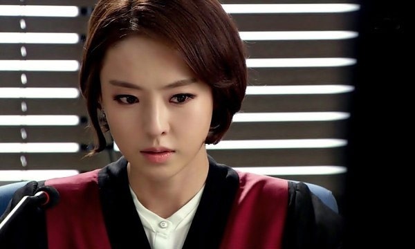 Năm 2013, cô được mời tham gia “I Hear Your Voice” (Đôi tai ngoại cảm) và tỏa sáng với vai nữ công tố viên Seo Do Yeon xinh đẹp, sành điệu. Ảnh cắt phim.