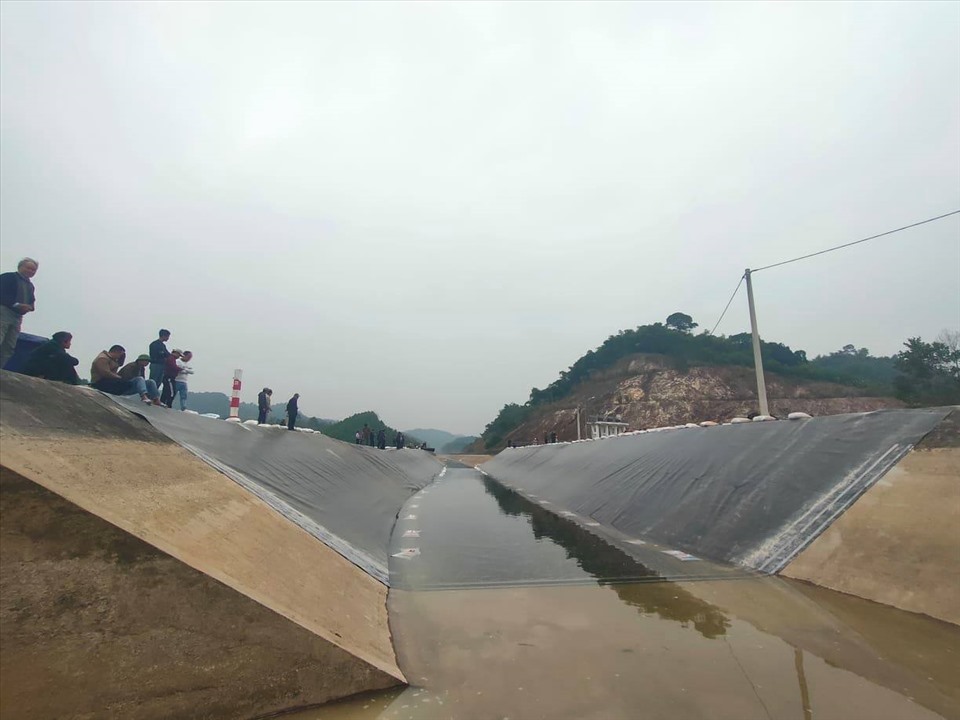 Thực hiện việc cấp nước trở lại sau sự cố vỡ kênh ở Thanh Hóa. Ảnh: Quách Du