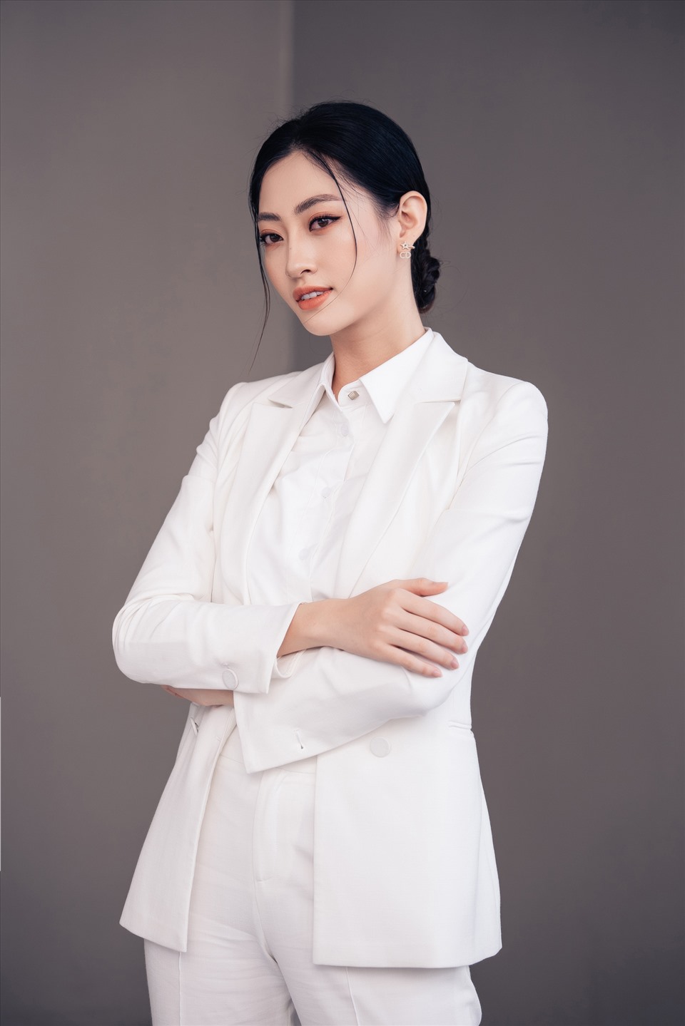 Mặc dù không đạt được ước mơ nhưng hiện tại Hoa hậu Lương Thùy Linh đã là cái tên sáng giá trong làng mẫu Việt với nhiều lần đảm nhiệm vị trí Vedette, Firs Face cho các nhà thiết kế hàng đầu Việt Nam. Trong tương lai, cô cũng mong sẽ được thử sức nhiều hơn nữa tại các lĩnh vực khác. Ảnh: NVCC.