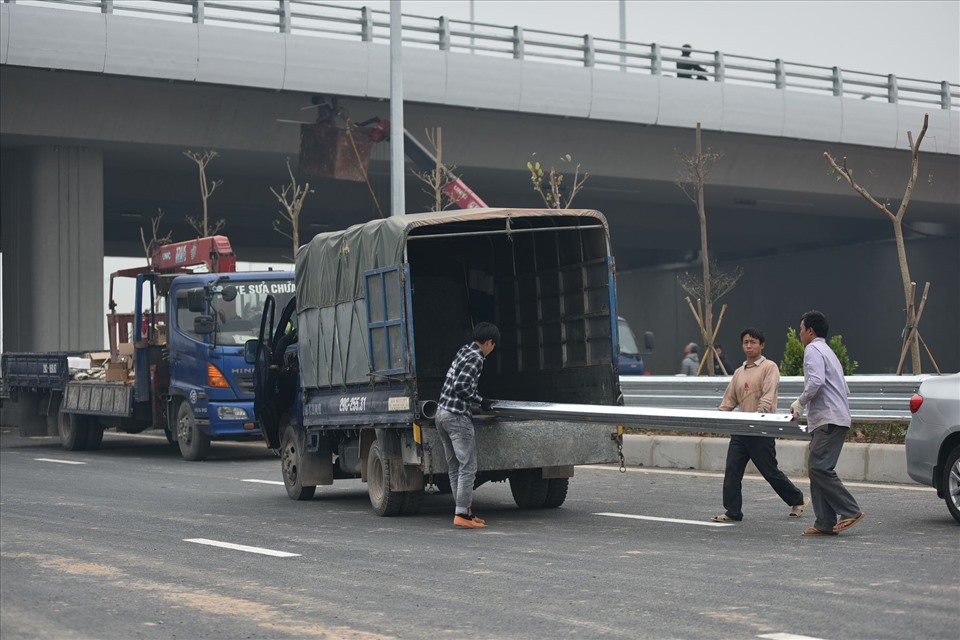 Công nhân lắp đặt hệ thống lan can tại nút giao Vành đai 3 với cao tốc Hà Nội - Hải Phòng.