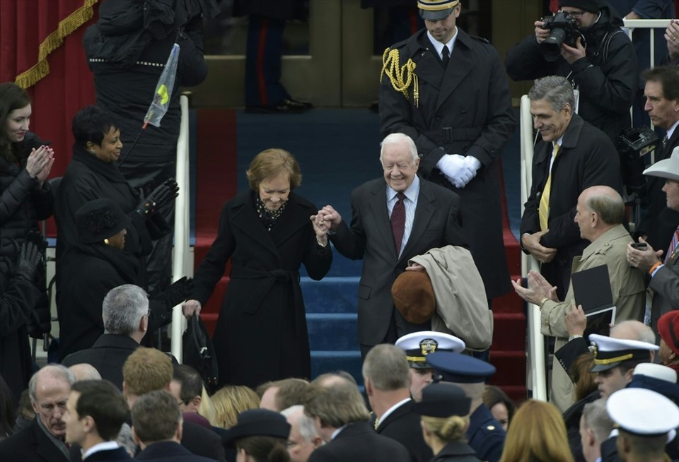 Cựu Tổng thống Mỹ Jimmy Carter và phu nhân Rosalynn tại Điện Capitol ở thủ đô Washington, DC, ngày 20.1.2017, trước lễ tuyên thệ nhậm chức của Tổng thống Donald Trump. Năm nay, ông Carter sẽ không dự lễ nhậm chức của Tổng thống đắc cử Joe Biden. Ảnh: AFP.