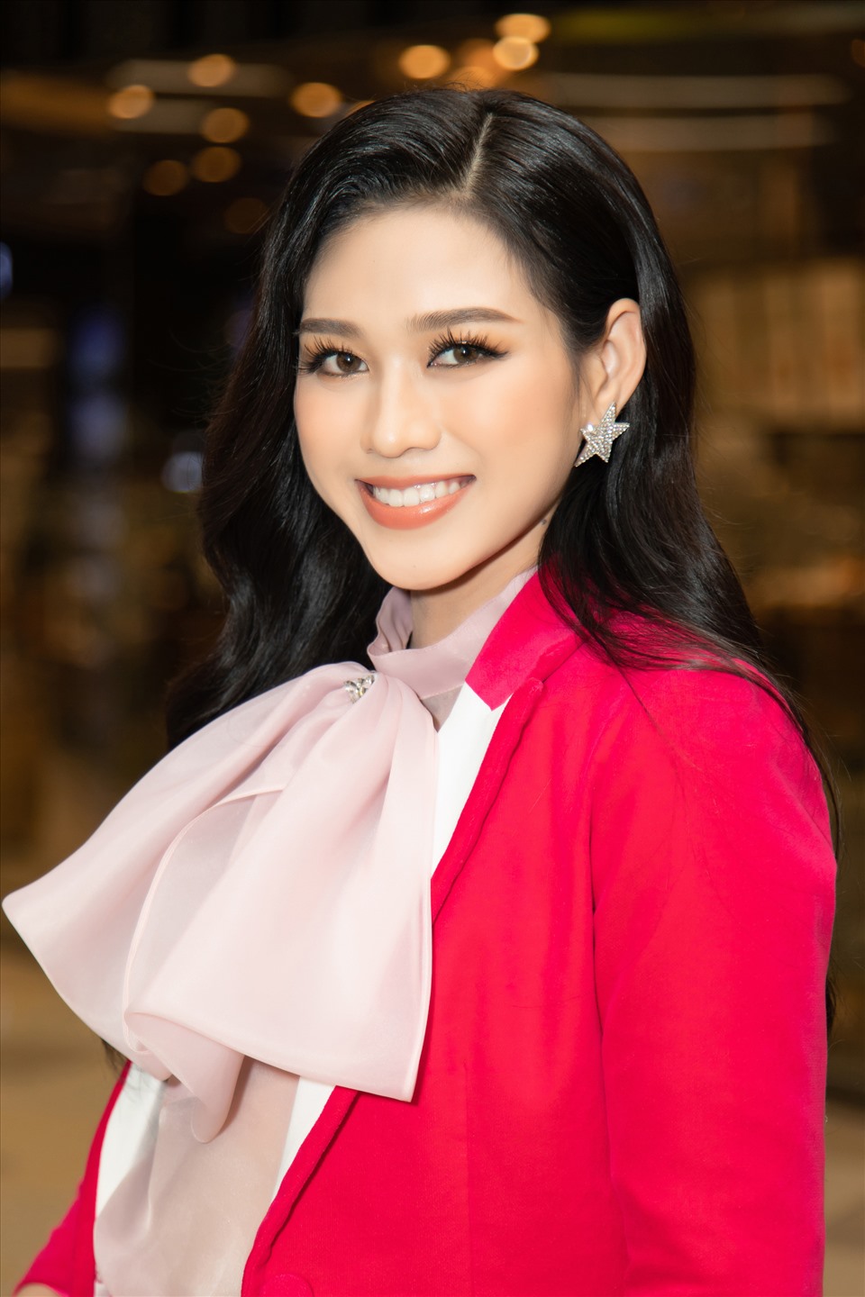 Hoa hậu Đỗ Hà xuất hiện trong sắc hồng với phong cách menswear vừa thanh lịch trang nhã nhưng cũng không kém phần nổi bật.