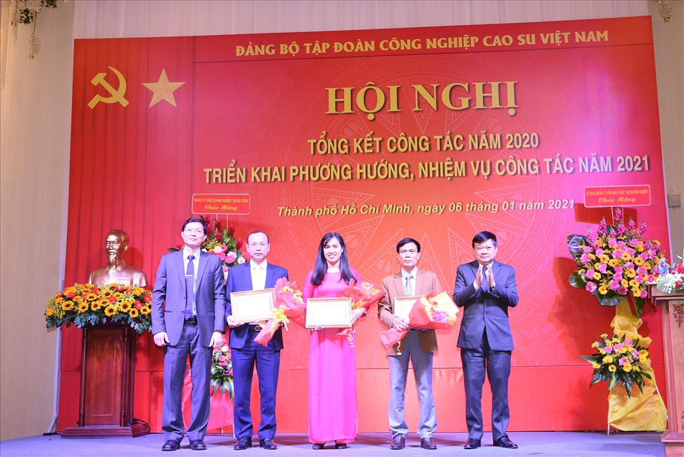 Đại diện các chi bộ đạt thành tích trong sạch vững mạnh tiêu biểu 5 năm (2016 – 2020) nhận khen thưởng của Đảng ủy VRG. Ảnh Nam Dương