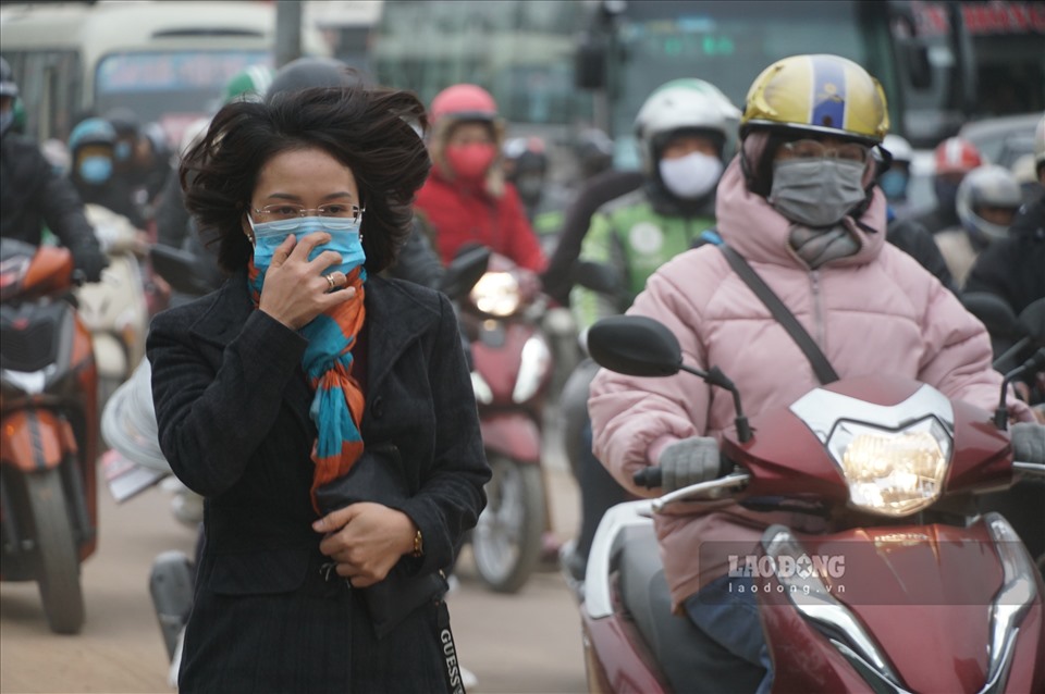 Bạn Trần Thị Vân Anh (Hà Nội) chia sẻ: “Thời tiết hôm nay rất là lạnh, buốt mình đi làm không dám đi xe máy phải di chuyển bằng xe buýt. Và lại tắc đường rất là lâu khiến mình muộn làm mất 30 phút”.