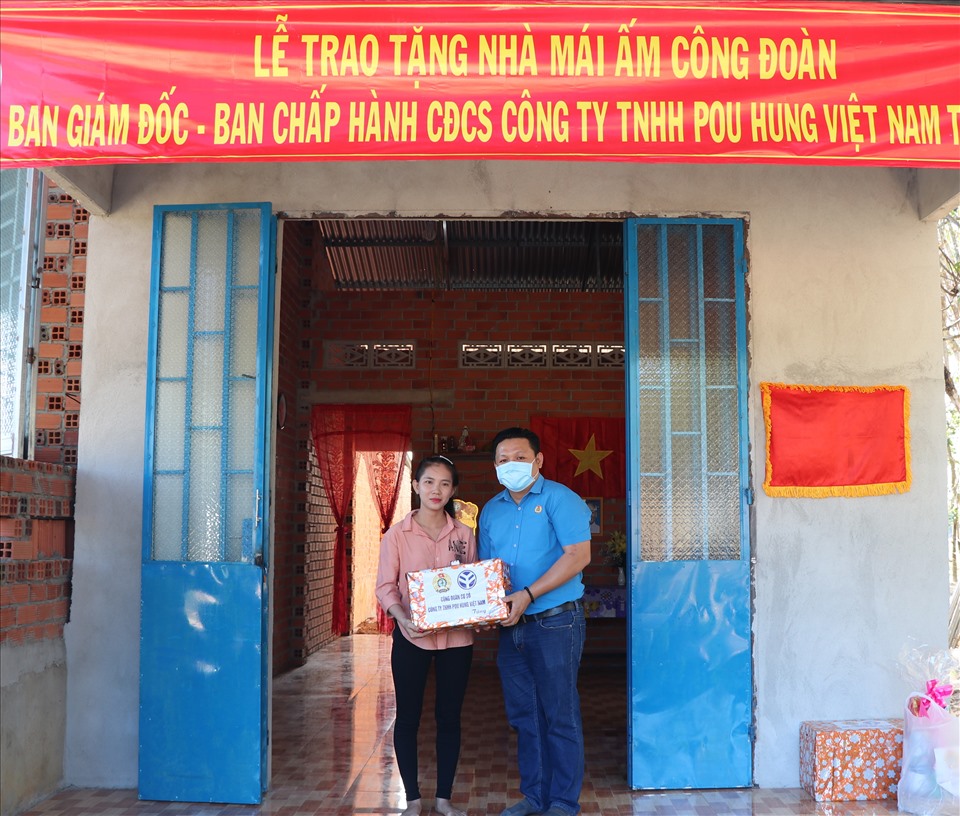 Đồng chí Nguyễn Hữu Cần - Chủ tịch Công đoàn Công đoàn Công ty TNHH Pou Hung VN tặng quà chúc mừng chị Kim Chi.
