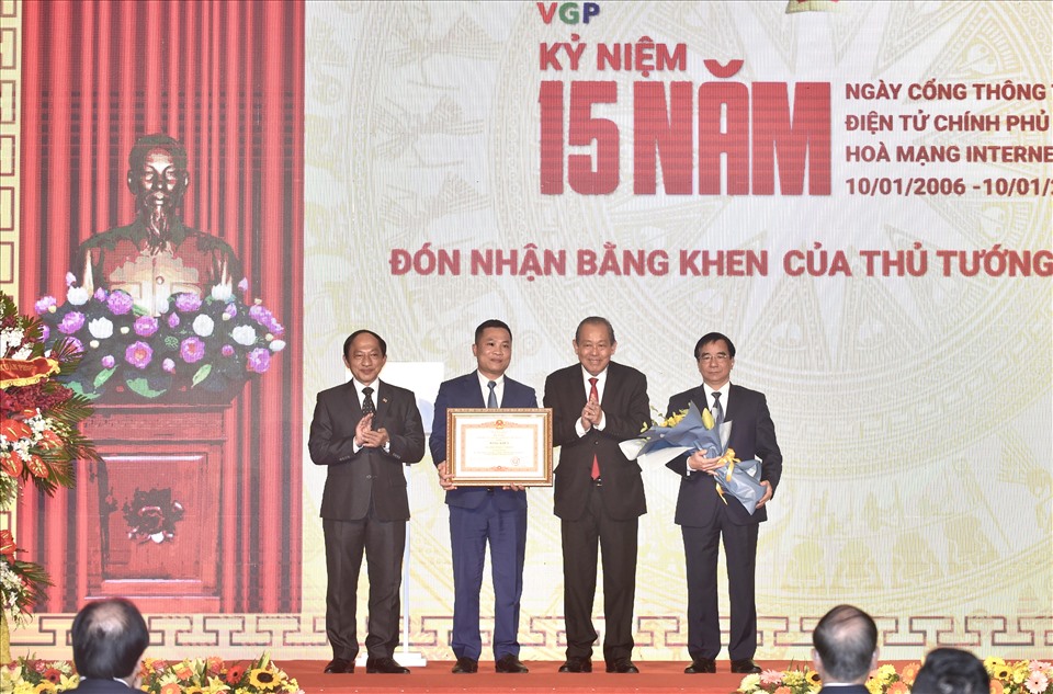 Phó Thủ tướng Thường trực Trương Hòa Bình trao tặng Bằng khen của Thủ tướng Chính phủ cho Cổng TTĐT Chính phủ. Ảnh: Nhật Bắc