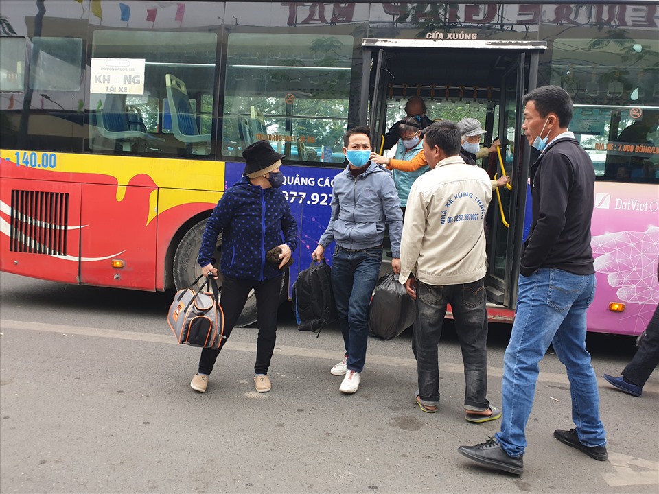 Hành khách trên xe buýt chấp hành việc đeo khẩu trang nhưng những xe ôm, tài xế trong bến Giáp Bát thì lại không.