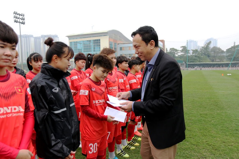 Phó Chủ tịch VFF Trần Quốc Tuấn thăm và động viên các cầu thủ đội tuyển nữ Việt Nam. Ảnh: VFF