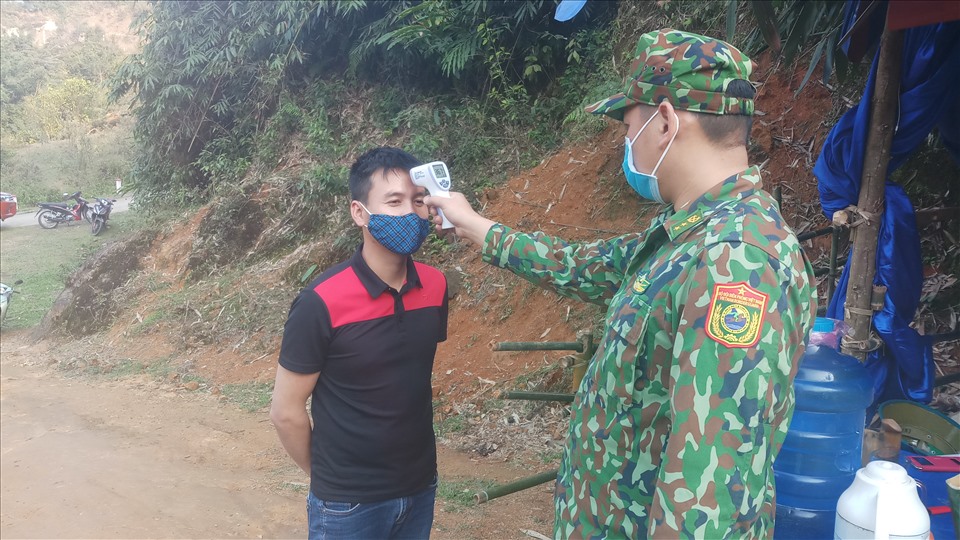 Lực lượng biên phòng, Đồn Biên phòng Yên Khương (huyện Lang Chánh, Thanh Hóa) thực hiện việc kiểm soát đường mòn, lỗi mở để phòng, chống dịch COVID-19. Ảnh: Quách Du