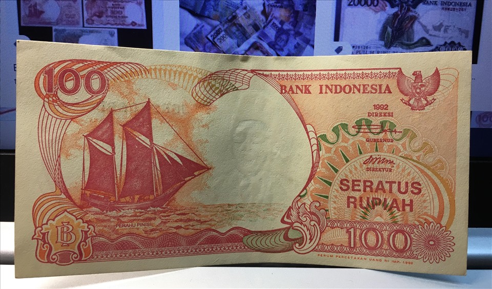 Tờ 100 rupiah Indonesia được nhiều người gọi vui là “hoa hậu tiền giấy” bởi màu đỏ rực rỡ. Mặt sau của tờ tiền in hình cánh buồm tượng trưng cho “thuận buồm xuôi gió”