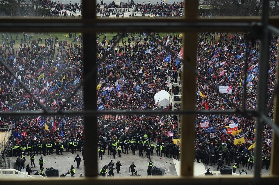 Cảnh sát ngăn những người ủng hộ Tổng thống Mỹ Donald Trump tập trung bên ngoài Quốc hội Mỹ ngày 6.1. Ảnh: AFP.