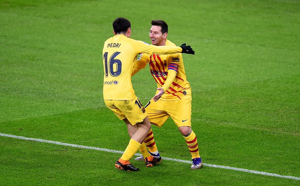Cầu thủ trẻ Pedri được đánh giá là tìm được sự đồng điệu với Messi, giúp Barca giành chiến thắng. Ảnh: AFP