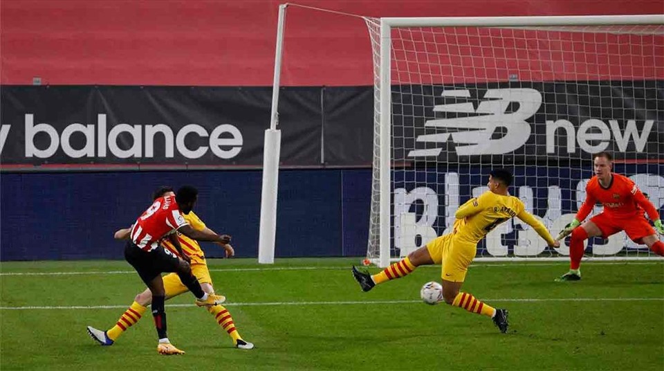 Inaki Williams ghi bàn vào lưới Barca chỉ sau 3 phút... Ảnh: AFP
