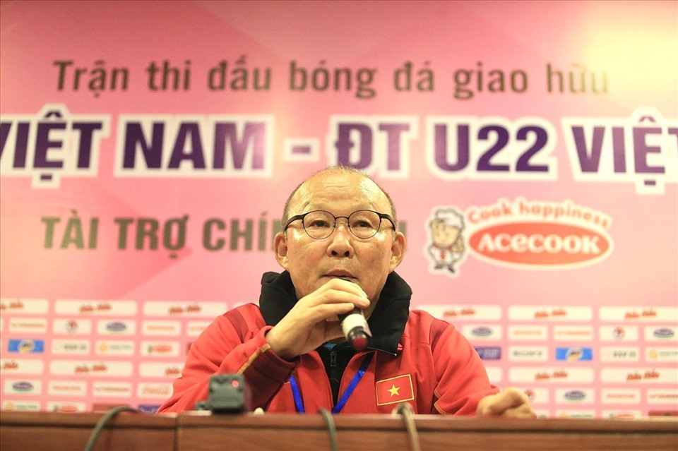 Huấn luyện viên Park Hang-seo liên tục nhắc đến việc các đội phải dùng cầu thủ trẻ trên báo Việt Nam lẫn Hàn Quốc. Ảnh: Đông Đông.