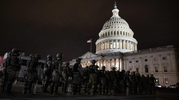 Lực lượng Vệ binh Quốc gia và cảnh sát Washington D.C đứng gác để ngăn người biểu tình xông vào Điện Capitol của Mỹ. Ảnh: AFP