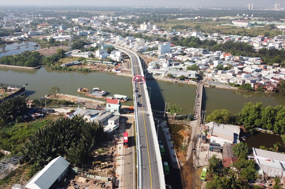 Cầu Phước Lộc mới nối hai xã Phước Kiển và Phước Lộc (huyện Nhà Bè).  Ảnh: Anh Tú