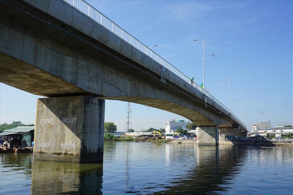 Cầu Phước Lộc có chiều dài cầu là 386m bao gồm 13 nhịp bê tông cốt thép.  Ảnh: Minh Quân