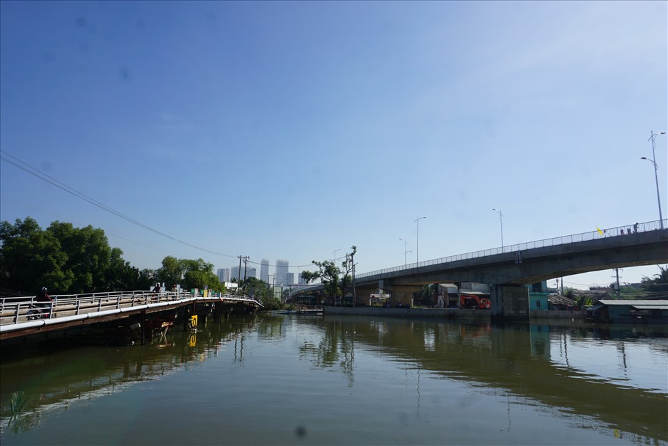 Cây cầu Phước Lộc hiện hữu đã quá tải từ lâu, người dân huyện Nhà Bè đi lại khó khăn.  Ảnh: Minh Quân