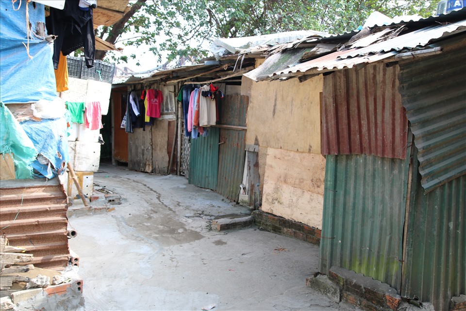 Những ngôi nhà lụp xụp là nơi ở của nhiều lao động nghèo.
