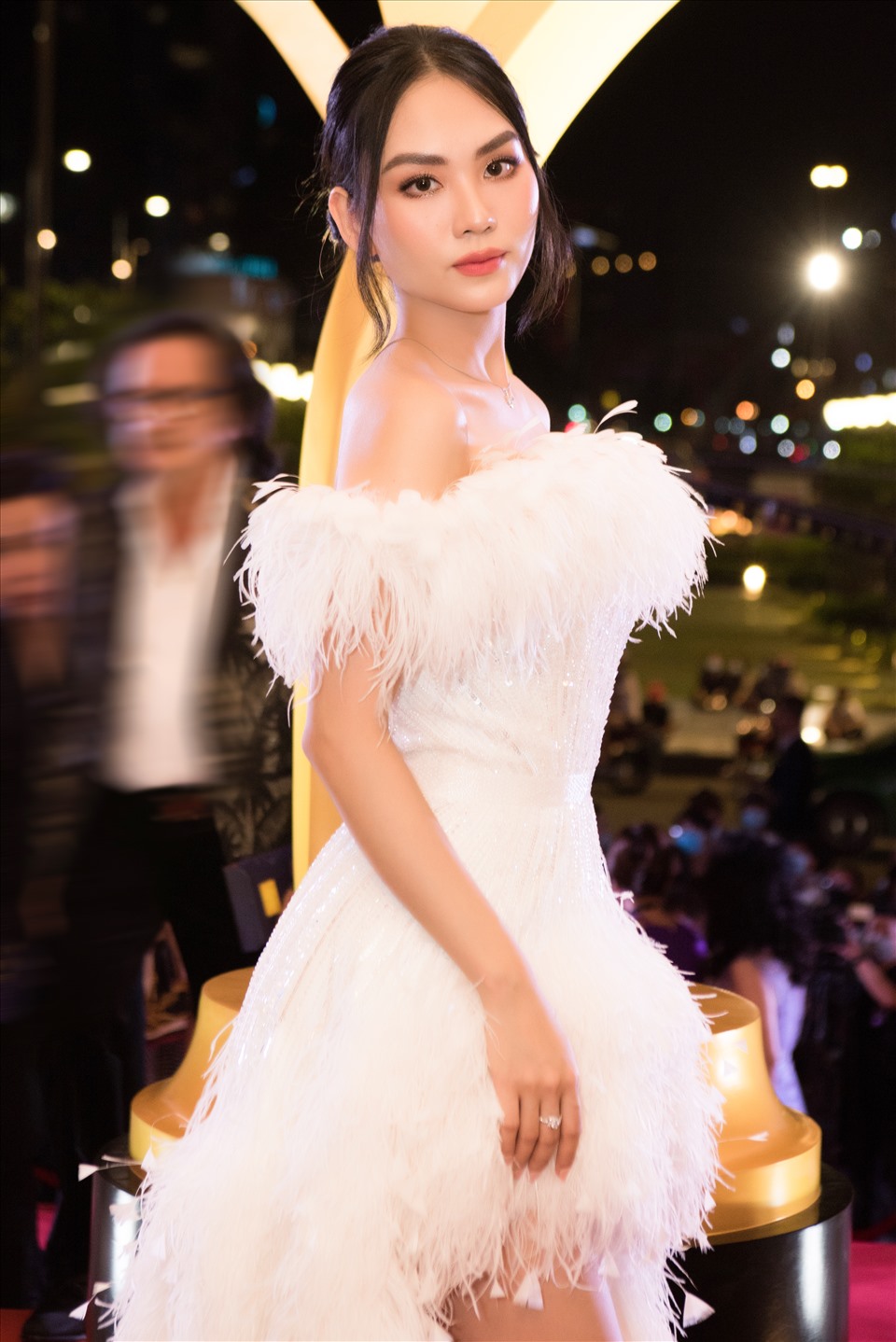 Người đẹp Phương Quỳnh – Top 5 Hoa hậu Việt Nam cũng là mỹ nhân nổi bật tối qua. Cô chọn trang phục của NTK Nguyễn Minh Tuấn với đường cắt xẻ tinh tế cầu kỳ khoe dáng gợi cảm.