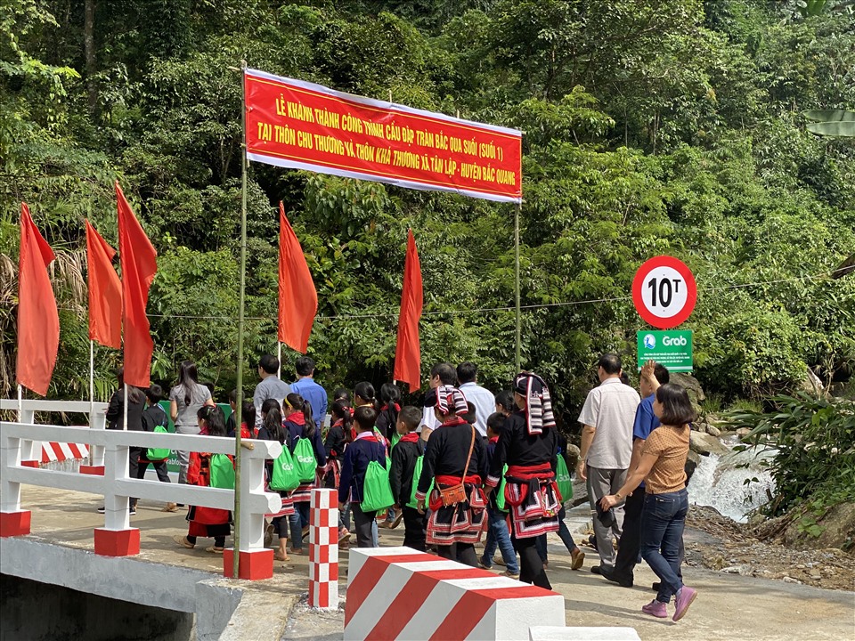 Công trình cầu đập tràn tại Hà Giang đưa các em nhỏ đến trường. Ảnh QN