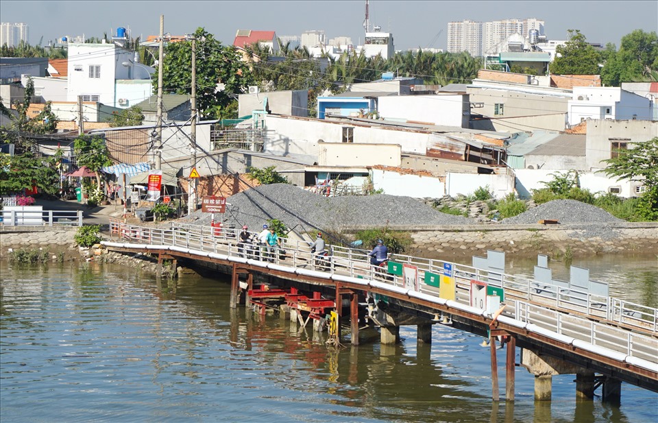 Cầu Phước Lộc hiện hữu là cầu liên hợp dầm thép bản bêtông cốt thép với tổng chiều dài 72m, mặt cầu rộng 2,3m, không có lề bộ hành và đã xuống cấp trầm trọng trong quá trình sử dụng. Do đó từ nhiều năm nay, người dân khu vực đi lại rất khó khăn, ảnh hưởng trực tiếp đến mục tiêu phát triển kinh tế - xã hội, đô thị hóa xã Phước Lộc nói riêng và khu vực nối kết liên huyện cửa ngõ phía nam TP nói chung.