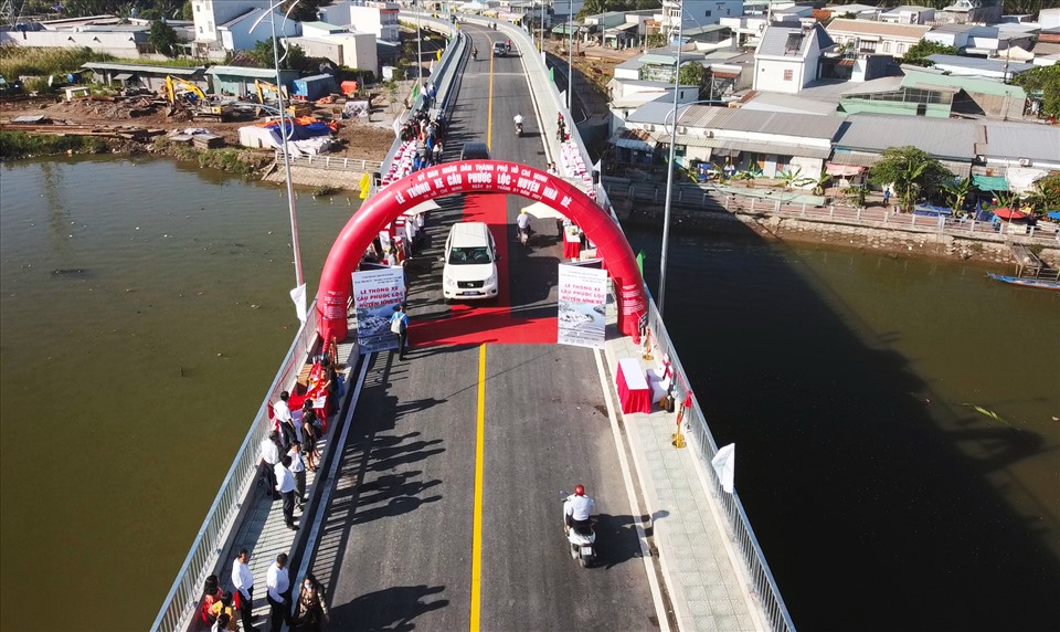 Cầu Phước Lộc bắc qua rạch Cây Khô nối xã Phước Kiển với Phước Lộc (huyện Nhà Bè, tổng vốn 405 tỉ đồng đã hoàn thành sau 8 năm thi công.