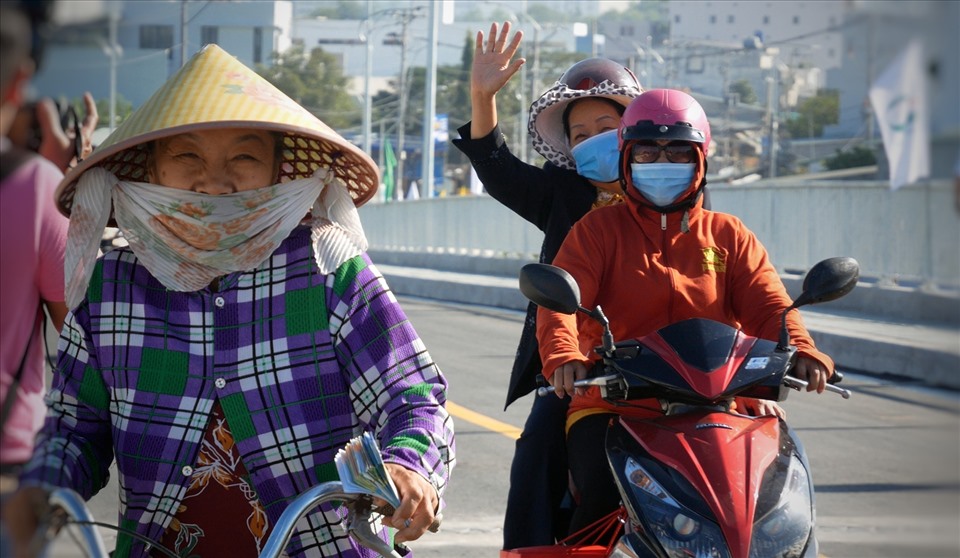 Nhiều người dân địa phương không giấu vẻ hào hứng, phấn khởi khi lưu thông trên cầu mới.