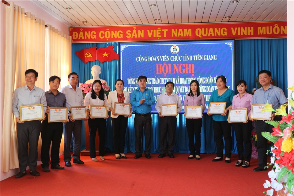 CĐVC tỉnh Tiền Giang tặng giấy khen cho các tập thể có thành tích trong phong trào thi đua Lao động giỏi và xây dựng tổ chức Công đoàn vững mạnh năm 2020 và các hoạt động phong trào năm 2020. Ảnh: Lý Oanh