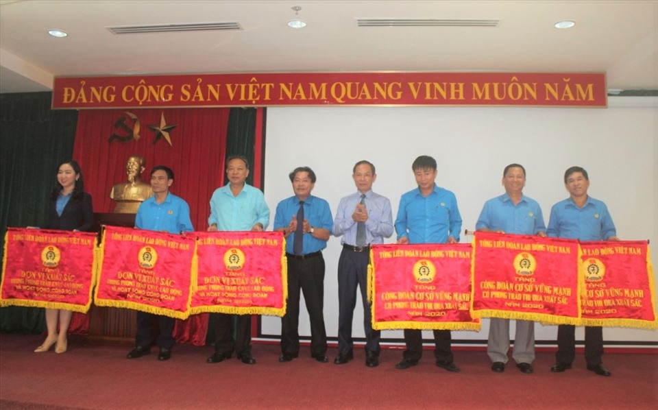 Đại diện các Công đoàn cơ sở có thành tích xuất sắc nhận cờ của Tổng LĐLĐ Việt Nam. Ảnh Nam Dương